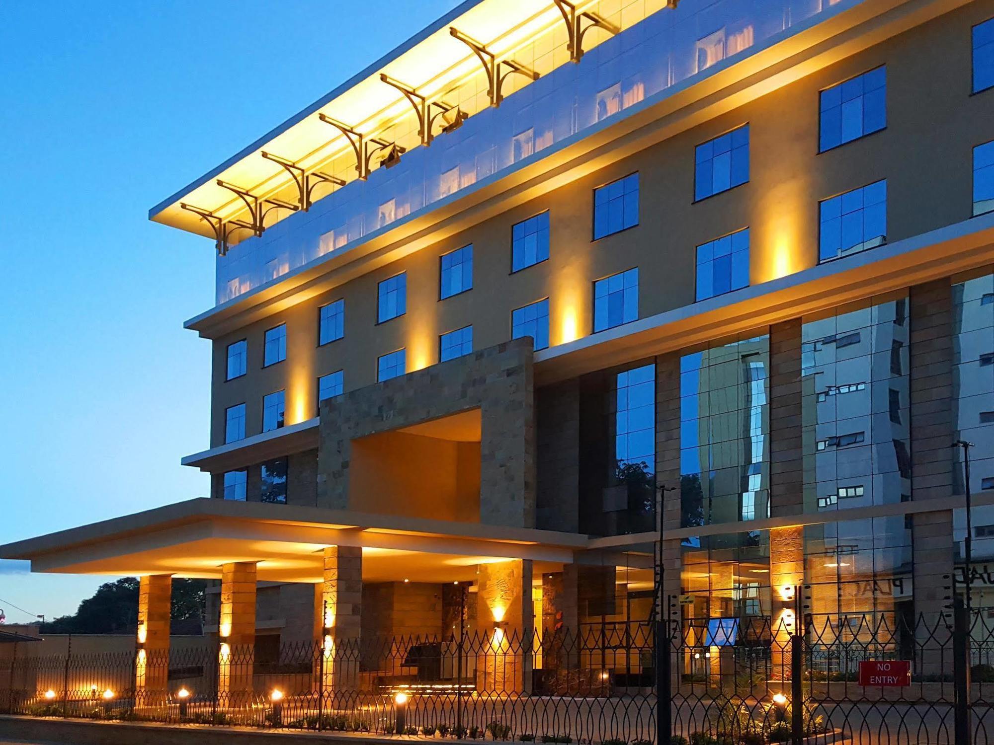 Hotel Doubletree By Hilton Nairobi Exterior foto